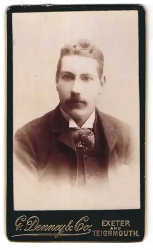 Fotografie G. Denney & Co., Exeter, Teignmouth, Portrait bürgerlicher Herr mit Oberlippenbart