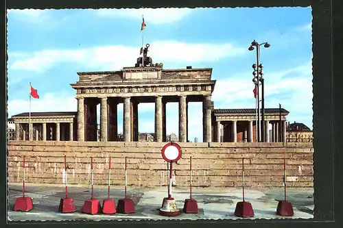 AK Berlin, Blick auf das Brandenburger Tor nach dem 13. August 1961, Grenze