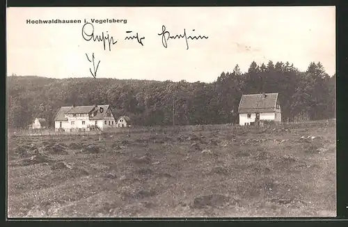 AK Hochwaldhausen i. Vogelsberg, Ortspartie mit Wald und Wiesen