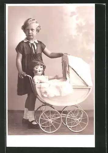 Foto-AK Mädchen mit Puppe in Kinderwagen