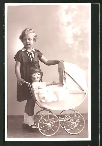Foto-AK Blondes Mädchen mit Puppe und Kinderwagen