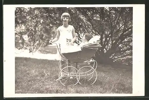 Foto-AK Mädchen mit Puppe und Katze im Kinderwagen