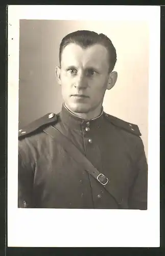 Foto-AK Porträt eines russischen Soldaten in Uniform