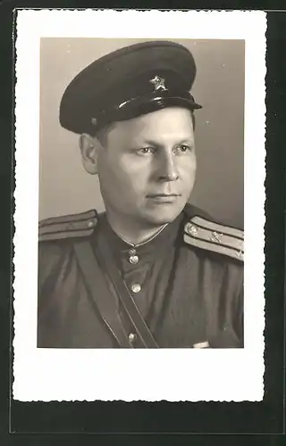Foto-AK Porträtbild eines russischen Soldaten in Uniform mit Mütze