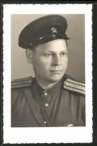 Foto-AK Porträt eines russischen Soldaten in Uniform mit Mütze