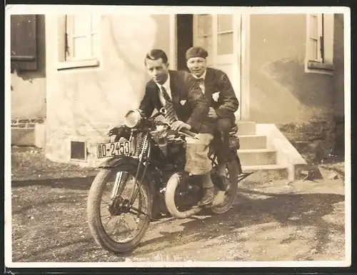 Fotografie Motorrad DKW, Männer im Anzug auf Krad sitzend, Kennzeichen HD-2453