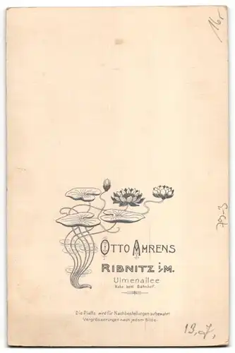Fotografie Otto Ahrens, Ribnitz i/M, Ansicht Ribnitz i/M, bürgerlicher Herr mit zwei Mädchen am Strand, Strandkorb