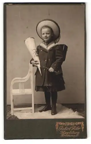 Fotografie Robert Röhr, Magdeburg, Portrait Schulmädchen mit Zuckertüte