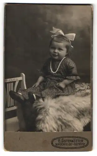 Fotografie E. Ostenkötter, Hirschfelde-Ostritz, Portrait kleines Mädchen mit Haarschleife