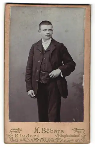 Fotografie H. Böbers, Berlin-Rixdorf, Portrait junger Herr in Anzug