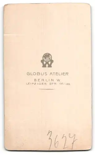 Fotografie Globus Atelier, Berlin-W, Portrait Kleinkind mit nackigen Füssen