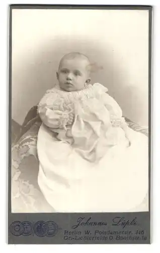 Fotografie Johannes Lüpke, Berlin-W, Portrait Säugling in Kleidchen