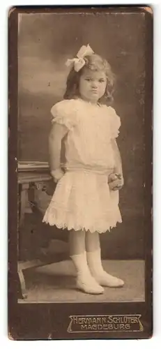 Fotografie Hermann Schlüter, Magdeburg, Portrait kleines Mädchen mit Haarschleife