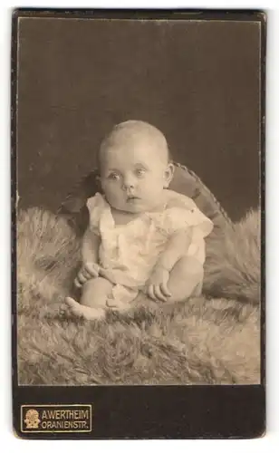 Fotografie A. Wertheim, Berlin, Portrait Säugling mit grossen Augen