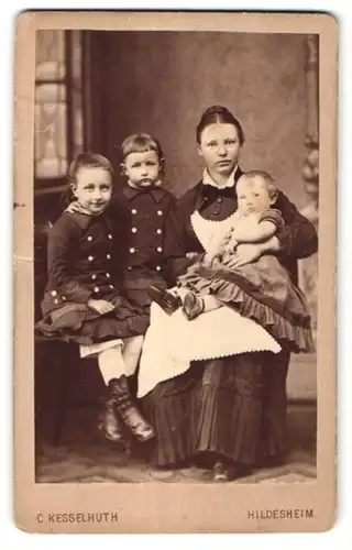 Fotografie C. Kesselhuth, Hildesheim, Portrait Fräulein und drei Kinder