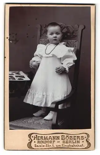 Fotografie Hermann Böbers, Berlin-Rixdorf, Portrait kleines Mädchen mit kurzgeschorenem Haar