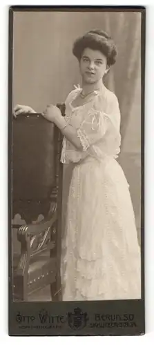 Fotografie Otto Witte, Berlin-SO, Portrait bürgerliches Fräulein in sommerlichem Kleid