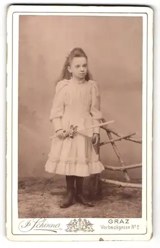 Fotografie J. Schimmer, Graz, hübsches Mädchen im weissen Kleid mit Kerze