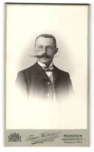 Fotografie Franz Werner, München, Portrait edler Herr mit Schnurrbart und Zwicker