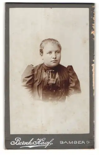 Fotografie Bernh. Haaf, Bamberg, Portrait hübsches Mädchen in edler Rüschenbluse