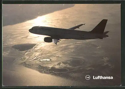 AK Airbus A320-200 der Lufthansa fliegt der Sonne entgegen