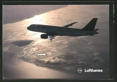 AK Airbus A320-200 der Lufthansa fliegt der Sonne entgegen