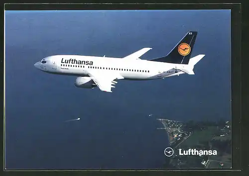 AK Boeing 737-300 der Lufthansa über Wasser fliegend
