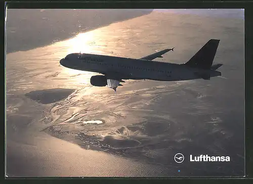 AK Airbus A 320-200 der Lufthansa der Sonne entgegen