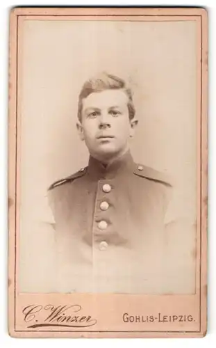 Fotografie C. Winzer, Leipzig-Gohlis, Portrait Soldat mit Schwalbennestern