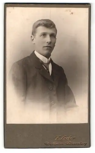 Fotografie T. Hofer, Weilheim, Peissenberg, Portrait junger Mann in Anzug