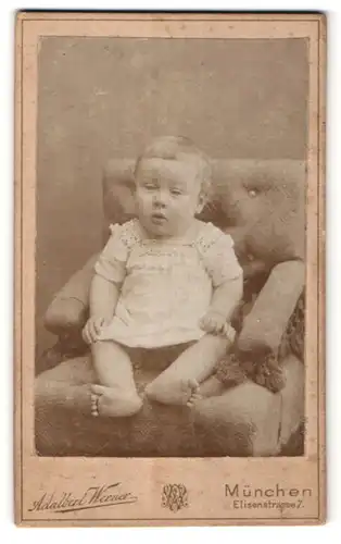 Fotografie Adalbert Werner, München, Portrait Säugling mit nackigen Füssen