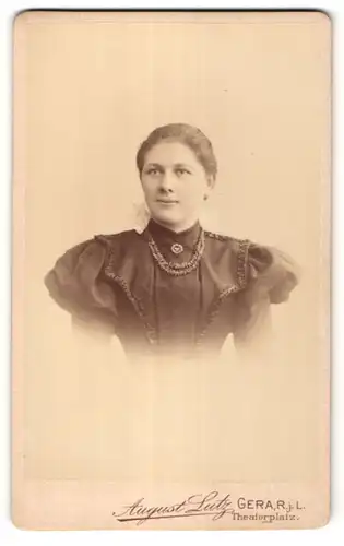Fotografie August Lutz, Gera, Portrait junge Frau mit zurückgebundenem Haar