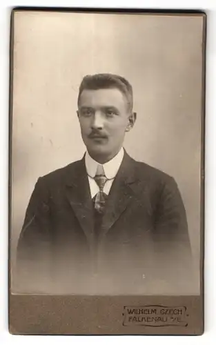 Fotografie Wilhelm Czech, Falkenau a. E., Portrait junger Mann mit Oberlippenbart