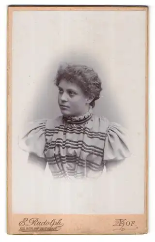 Fotografie E. Rudolph, Hof, Portrait Fräulein mit zurückgebundenem Haar