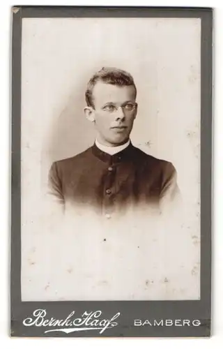 Fotografie Bernh. Haaf, Bamberg, Portrait junger Mann mit Brille