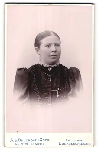 Fotografie Jos. Ohlenschläger, Konstanz, Portrait Frau mit Kruzifix
