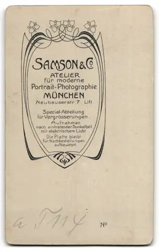 Fotografie Samson & Co, München, Portrait Knabe in feierlicher Kleidung mit Kerze und weit aufgerissenen Augen