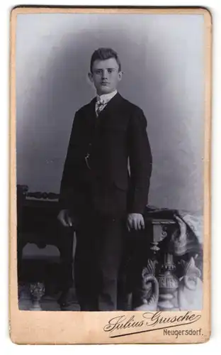 Fotografie Julius Grusche, Neugersdorf, Portrait halbwüchsiger Knabe in Anzug