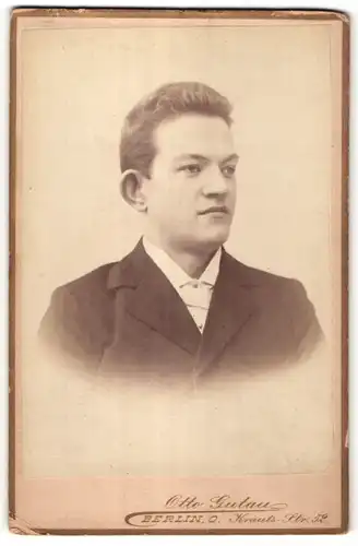 Fotografie Otto Gustav, Berlin-O, Portrait junger Herr mit Kurzhaarfrisur