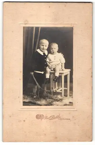 Fotografie Paul Peschke, Obernkirchen, Portrait Knabe mit Tennisschläger und Kleinkind