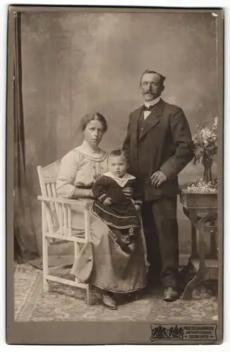 Fotografie Prof. Ed. Uhlenhuth, Coburg, Portrait bürgerliches Paar mit Kleinkind