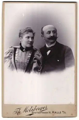 Fotografie Th. Molsberger, Halle a/S, Portrait Herr mit Schnauzbart und junge Dame