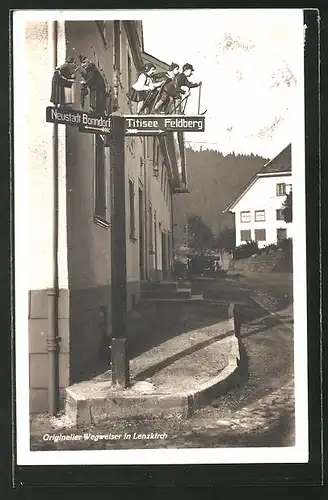 AK Lenzkirch, Origineller Wegweiser nach Titisee und Neustadt