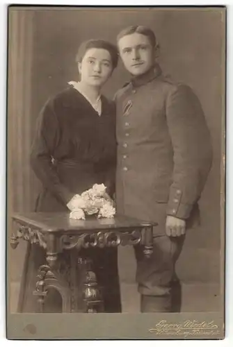 Fotografie Georg Wedel, Würzburg, Portrait Soldat mit Schulterklappe 9 und Gattin