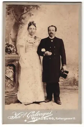 Fotografie Karl Galvagni, Würzburg, Portrait Hochzeitspaar in zeitgenöss. Mode