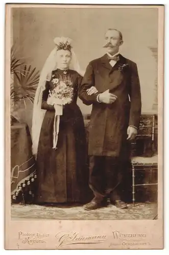Fotografie G. Jaumann, Würzburg, Portrait Hochzeitspaar, Bräutigam mit mächtigem Schnazbart