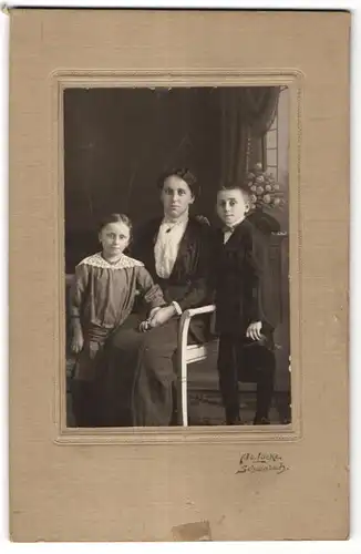 Fotografie Ad. Löcke, Schwabach, Portrait Mutter mit Tochter und Sohn