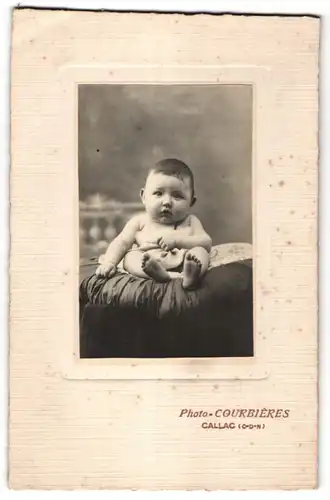 Fotografie Courbières, Callac, Portrait Säugling mit nackigen Füssen