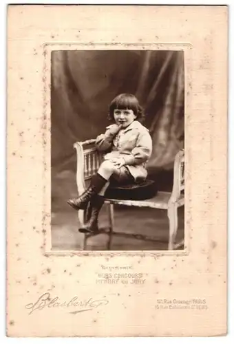 Fotografie Blasbert, Paris, St. Denis, Portrait kleiner Knabe mit dunklem Haar