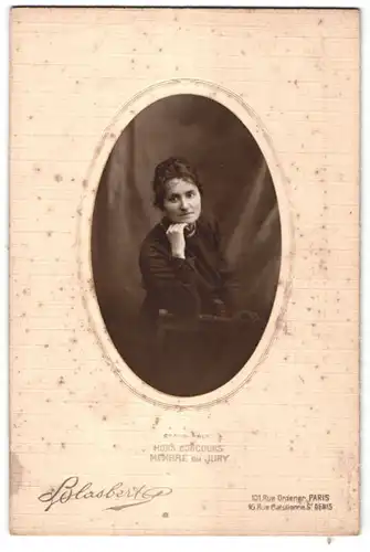 Fotografie Blasbert, Paris, St. Denis, Portrait Dame mit dunklem Haar